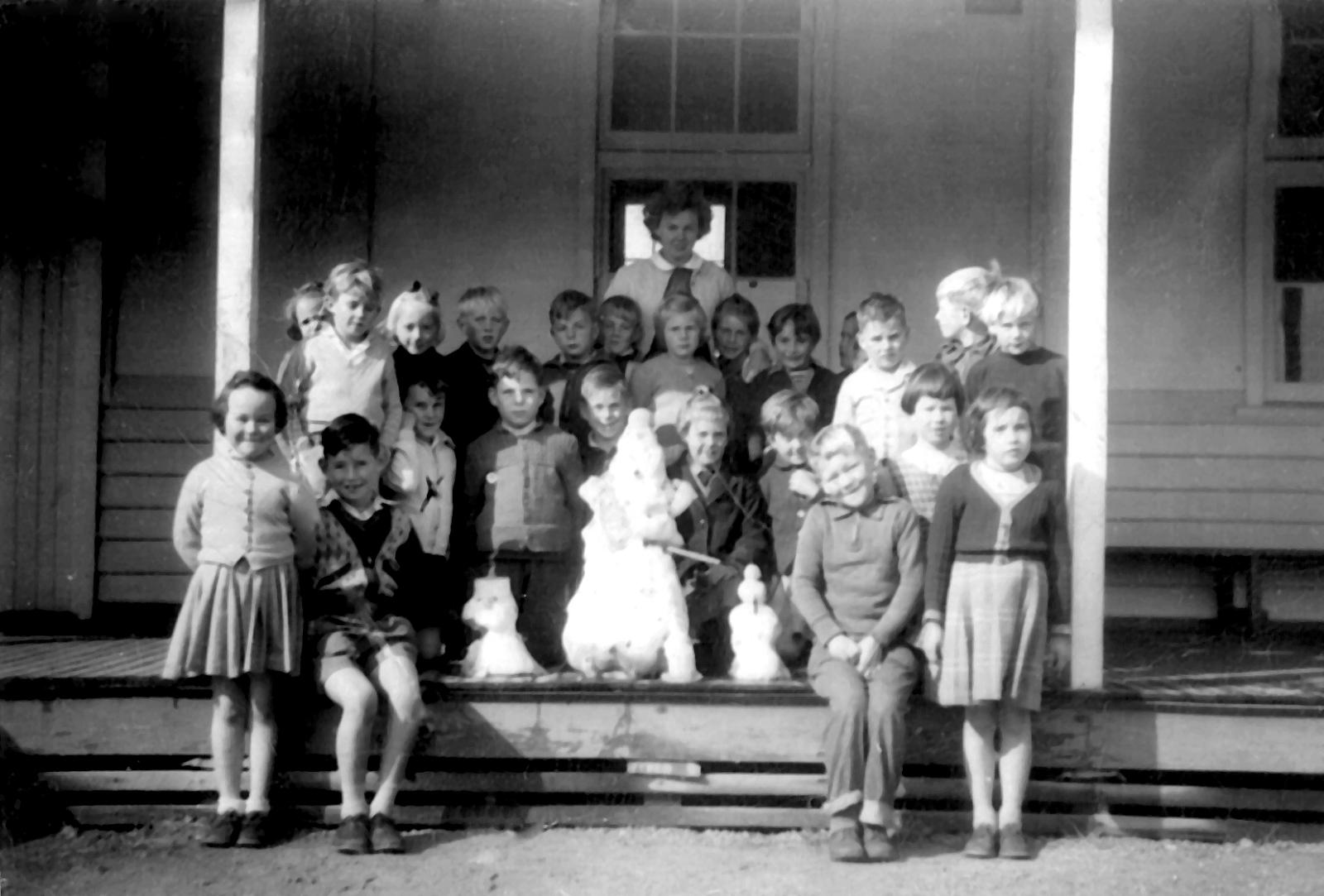 Cranbrook Primary School 1956  Teacher: Shirley Ridley  Back Row: R-L: Jennifer Michael, Errol Parsons, Mary Vuletic, Ray Groves, David Preston, Unknown, Elizabeth Lawrence, Cheryl Moyler, Robyn   Toovey, Wendy John, Phillip Carpenter, Unknown, Unknown.  Front Row: L-R:  Cathy Bourke, Ian Lehmann, Eric Brown, Henry Velvelt, Roger Reynalds, The Snowman, Sandra Kohlhagen,Ronald Kitcher,   Graham Boyce, Margaret Knight, June Ward.