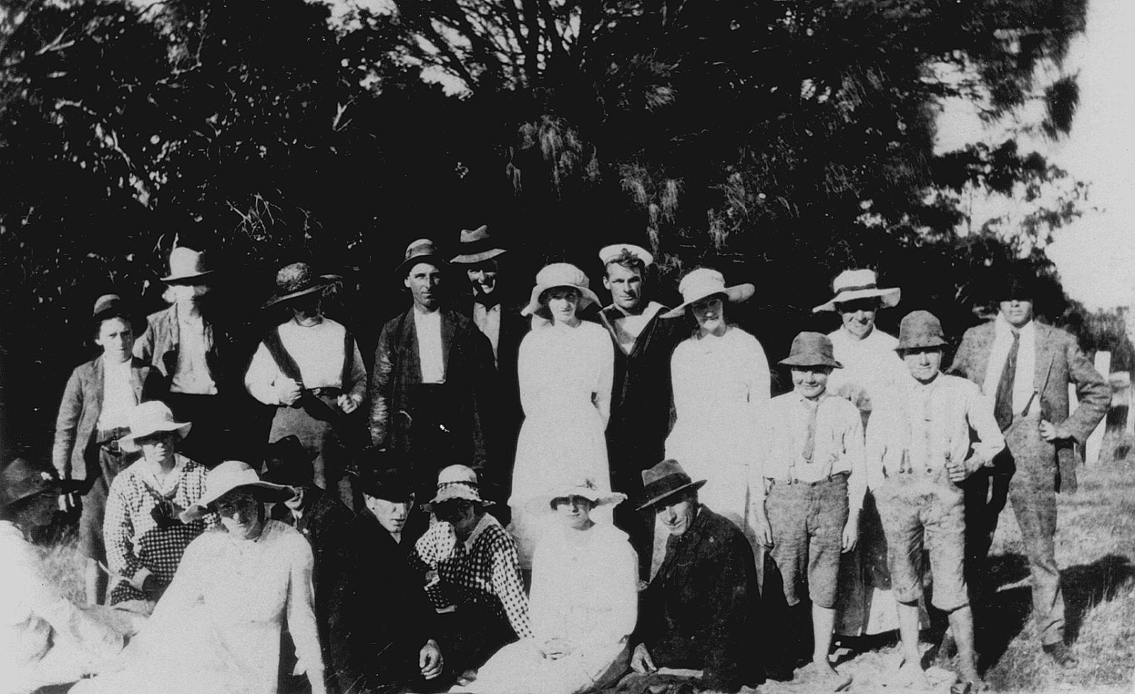 Gordon River Picnic 1920, Group Photo.