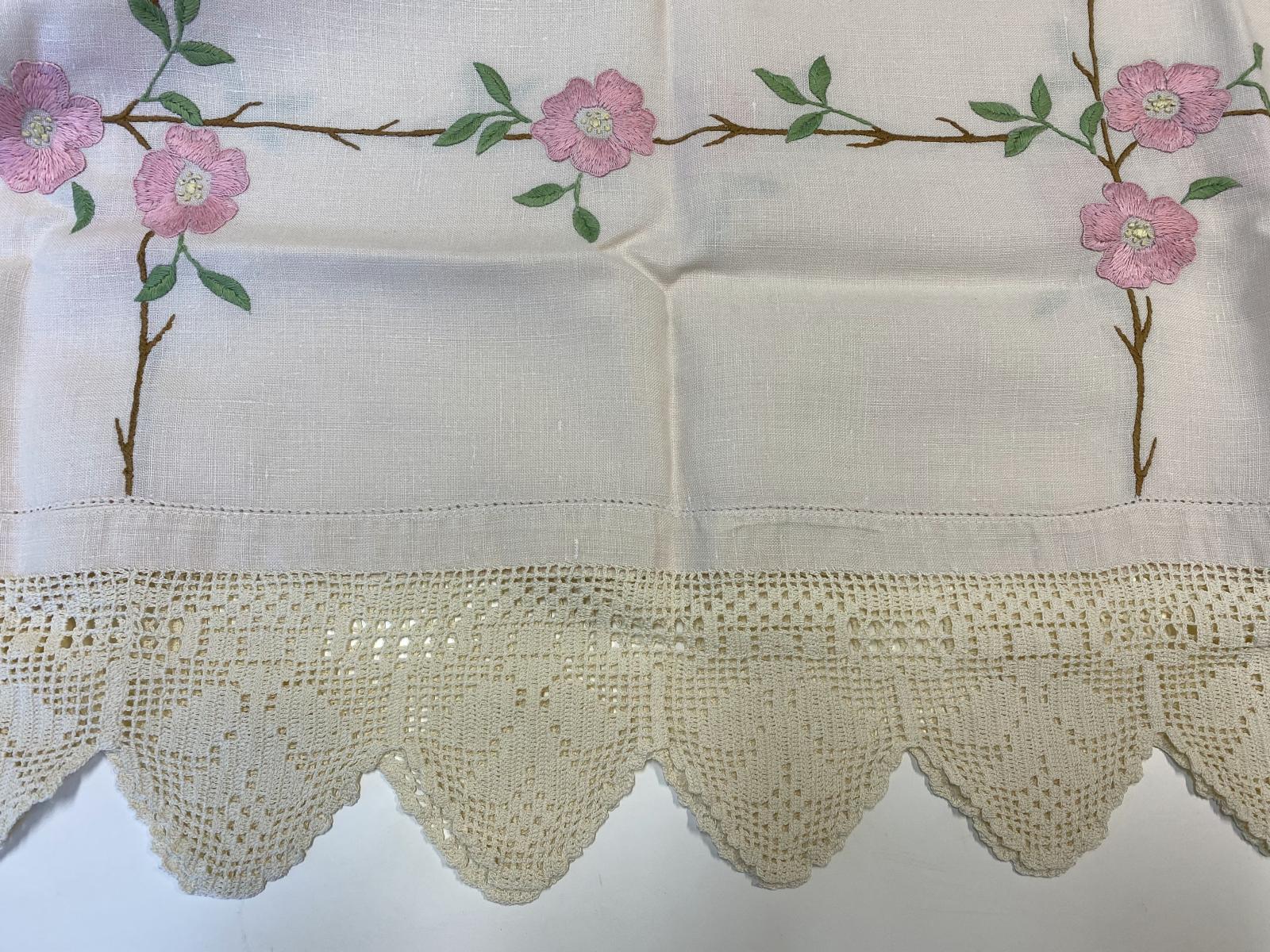 Embroidered tablecloth edge