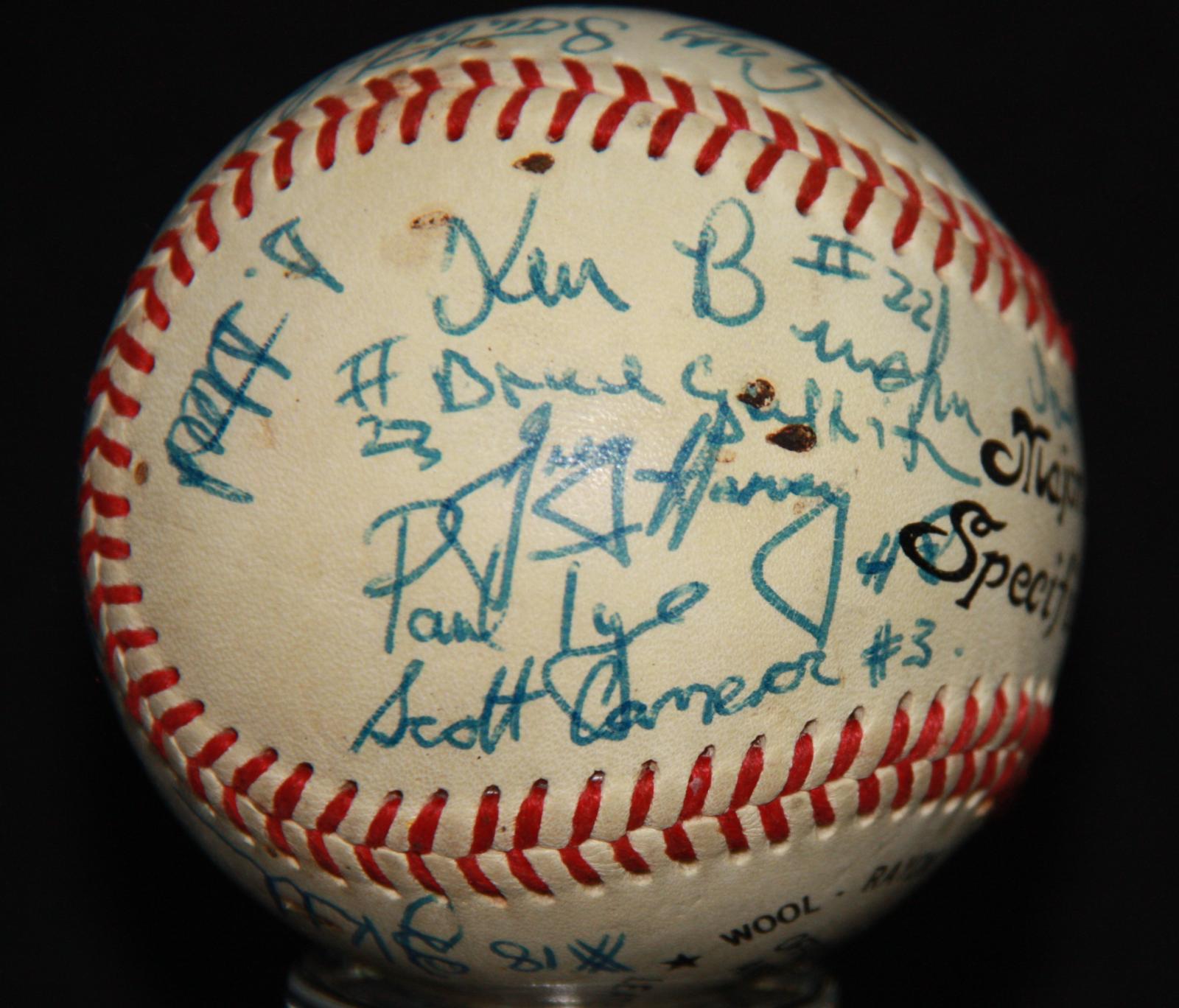 Baseball signed by Western Australian Brewers team - 1986