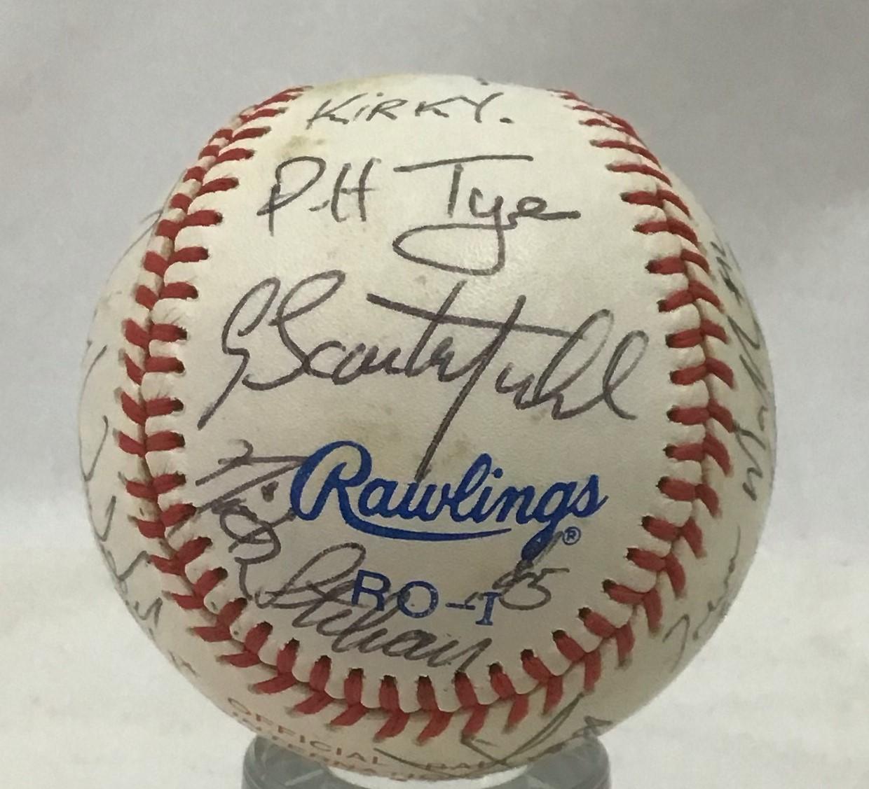 1989 Claxton Shield Series baseball signed by Western Australian team.