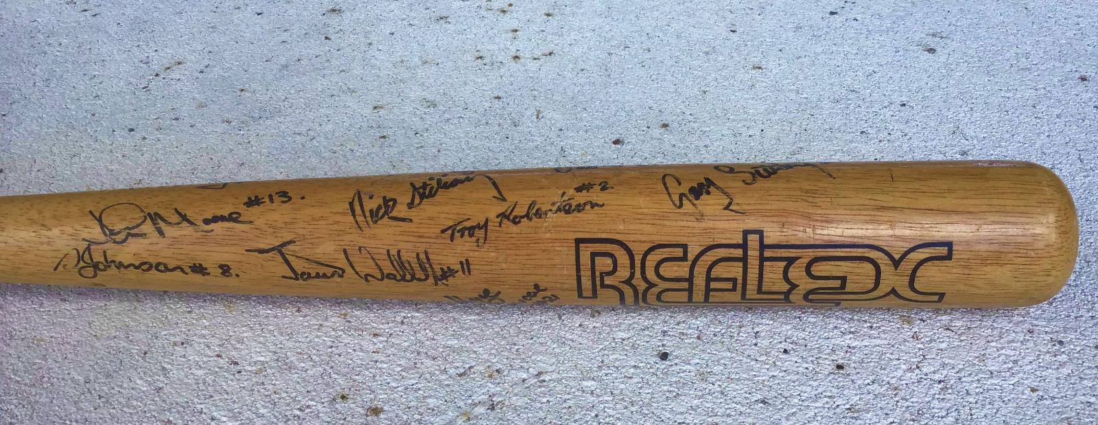 1988-89 Claxton Shield Team signed bat