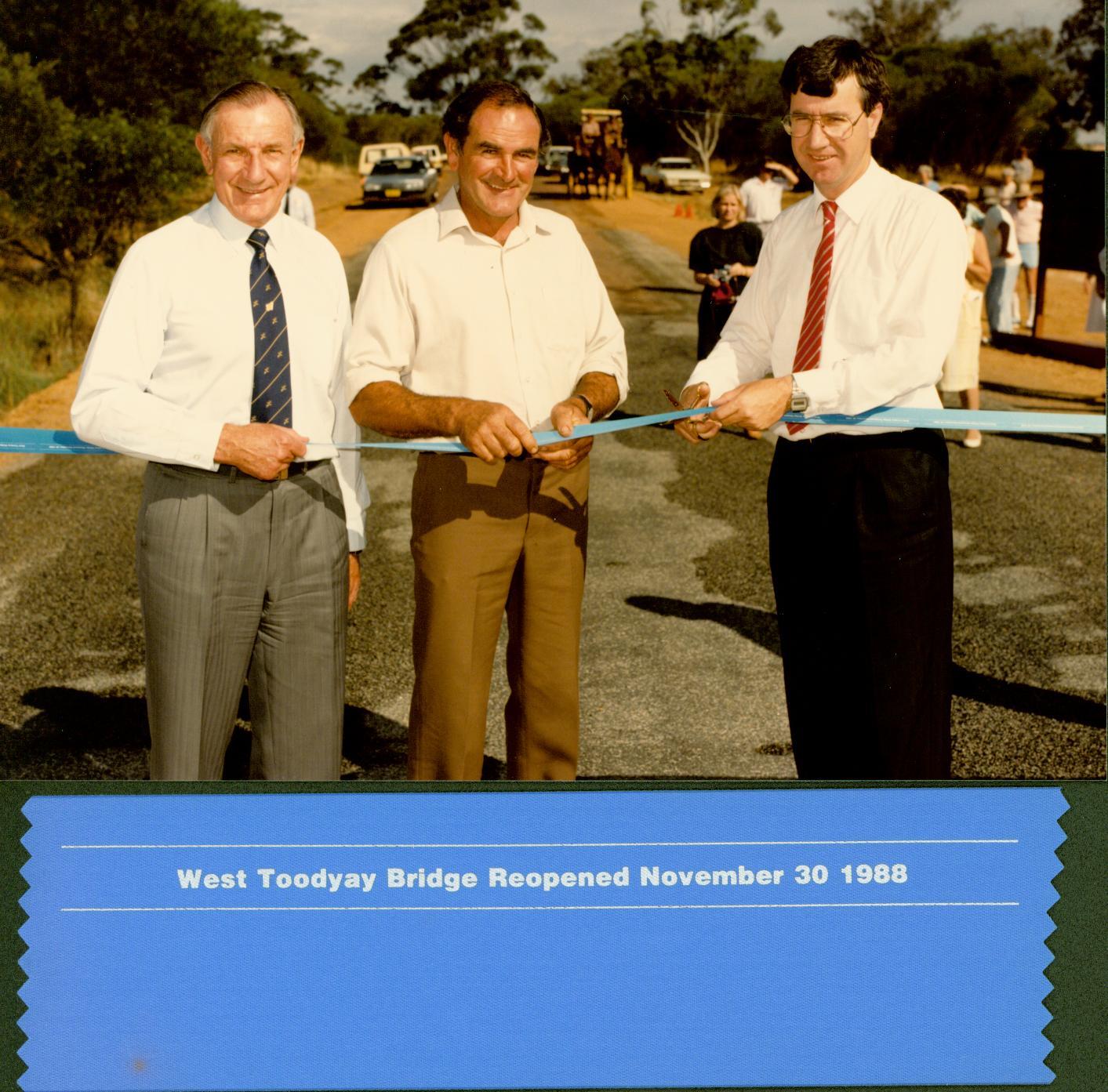 West Toodyay bridge re-opening 1988, cutting ribbon