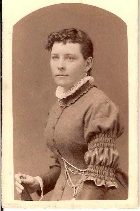 Carte-de-Visite half portrait of a young woman