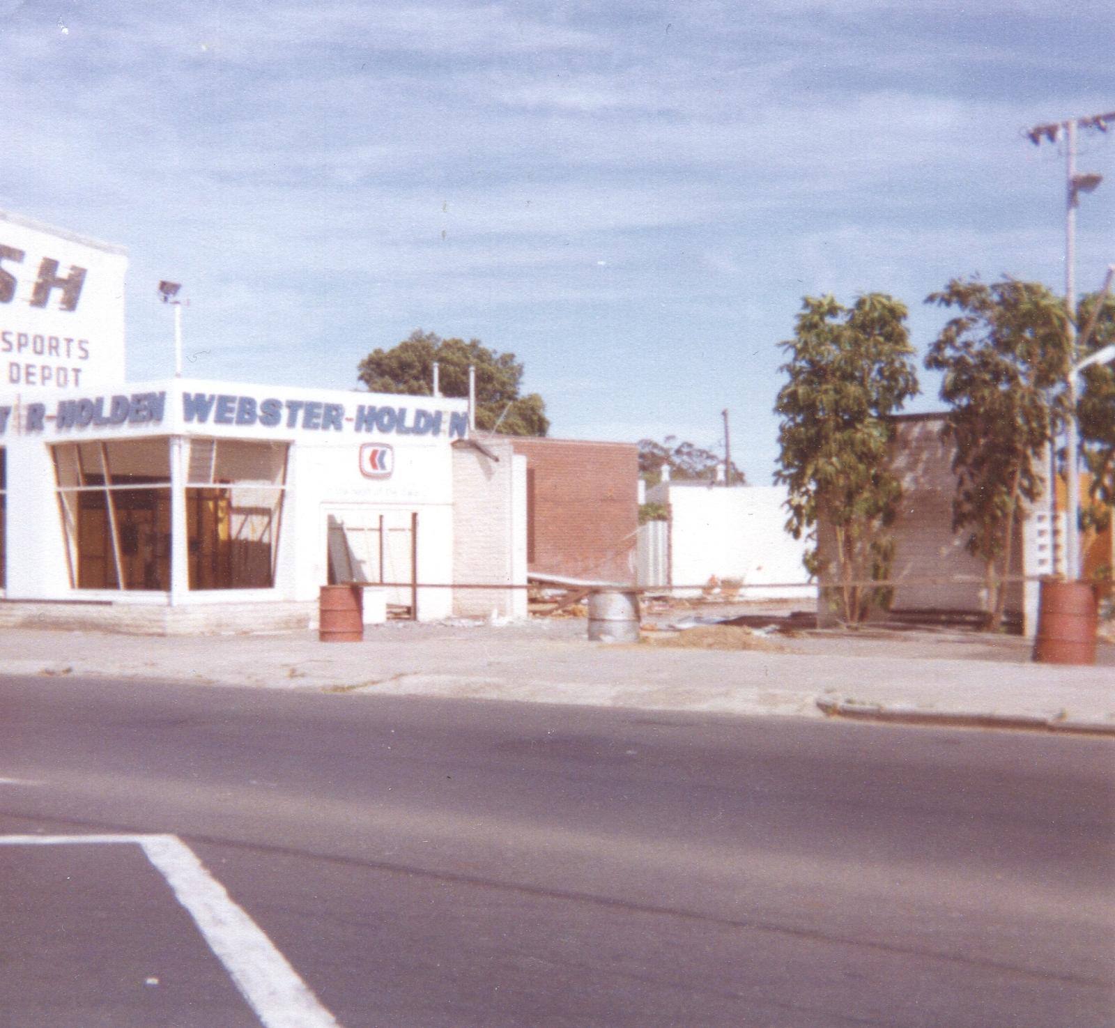 P32-09: Webster Motors on Great Northern Highway after it closed. The edge of Flash Cycles can be seen on the left. 