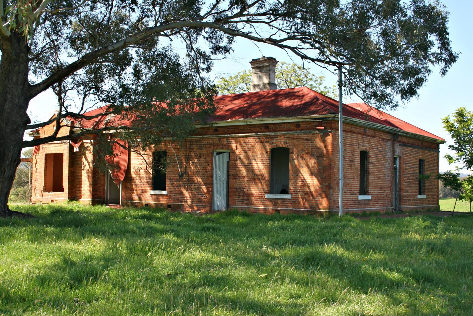 P33-01: Exterior of the homestead.