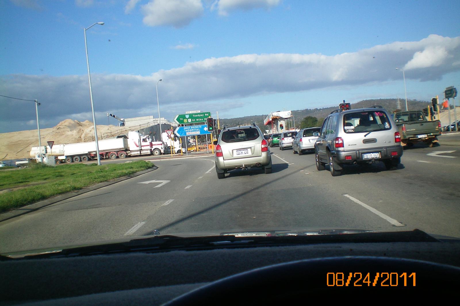 P36-08. Approaching the interchange on Great Eastern Highway from the west.