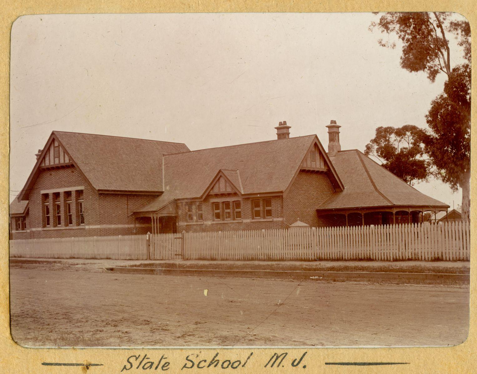 P100-18. Midland Junction State School.