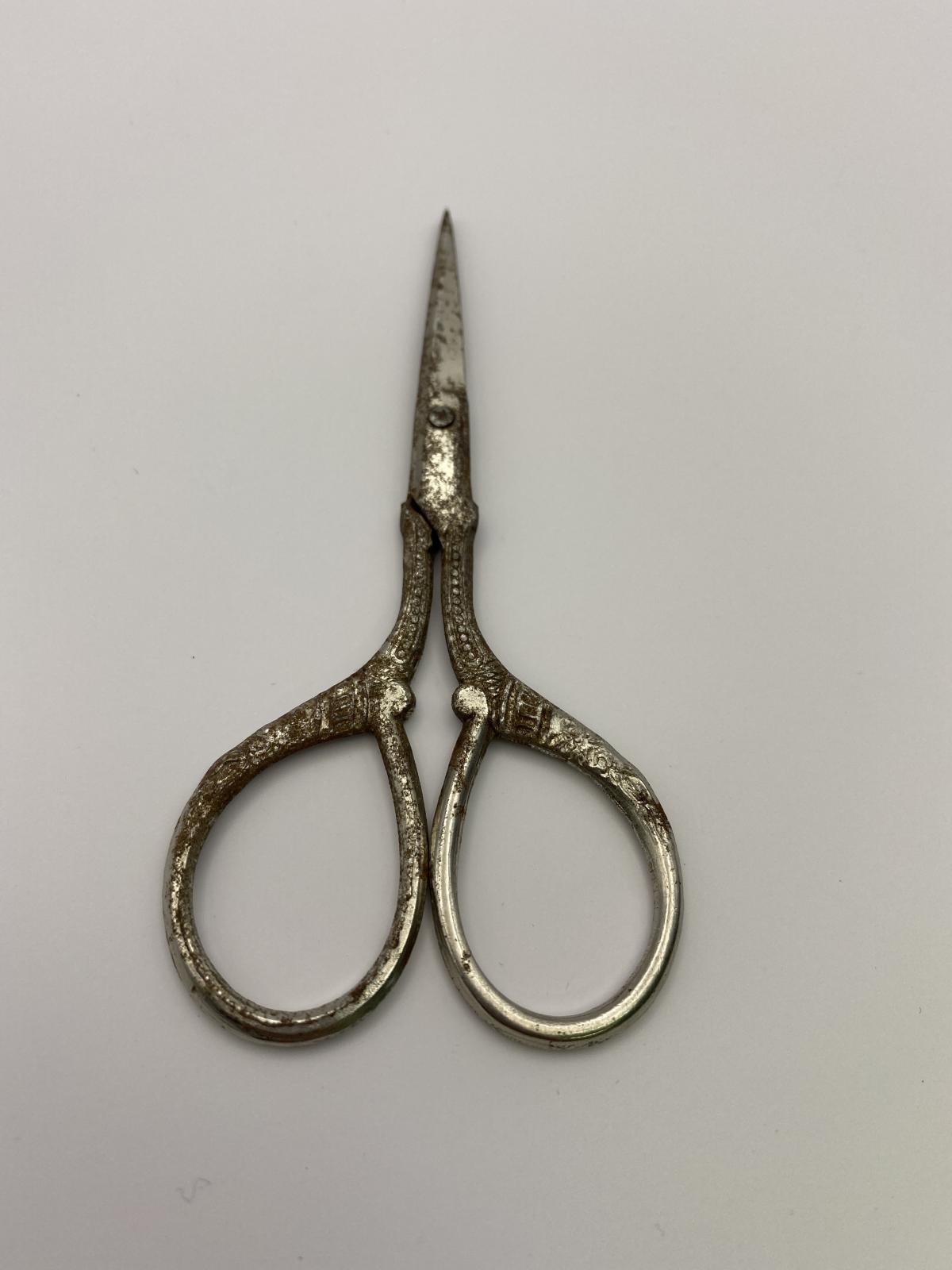 Decorative embroidery scissors