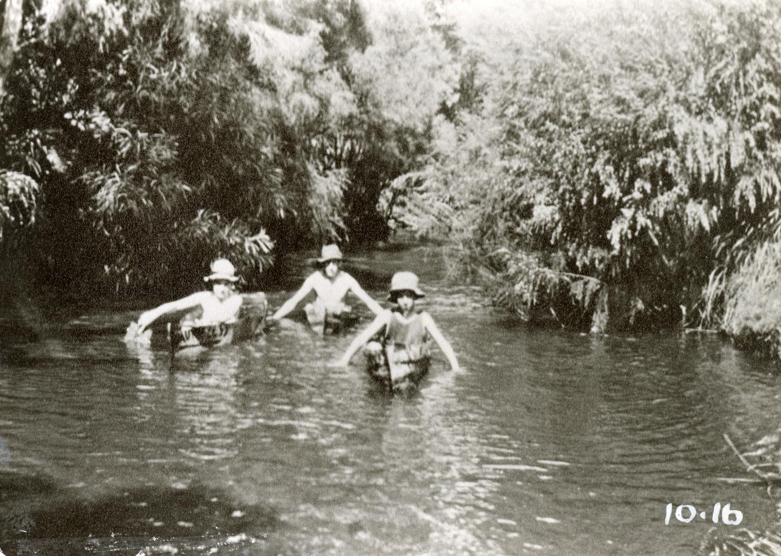 P1999.1060 Canoeing on the Canning, 1924