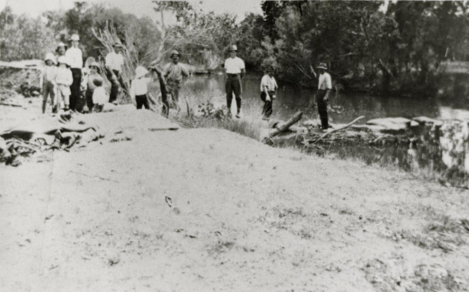 P2007.384 Working Bee on the Canning River sand bag dam, c1912