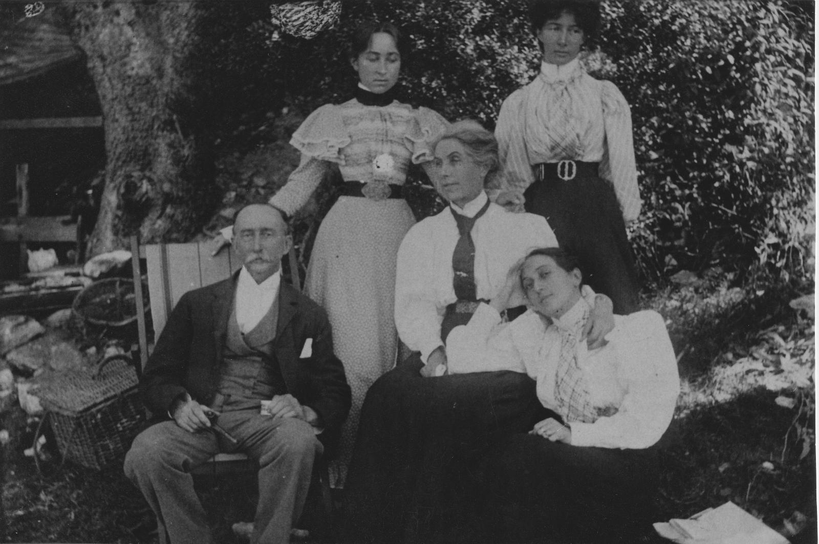 Henry Charles Prinsep with wife Charlotte (Josephine) and daughters Carlotta, Emily and Virginnia.