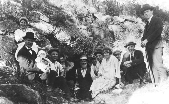 PD00137 - Visitors at the Caves Entrance, Yanchep National Park