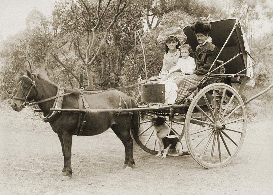 Emma Grace Briggs (nee Fletcher) with children Hilda Briggs and Irene Vera 'Dolly' Briggs