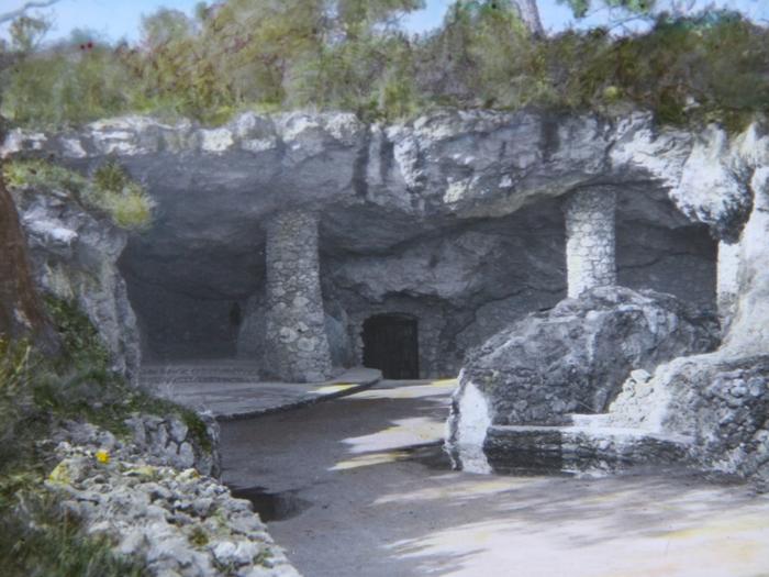 PD00279 Entrance to Cabaret Cave, Yanchep National Park