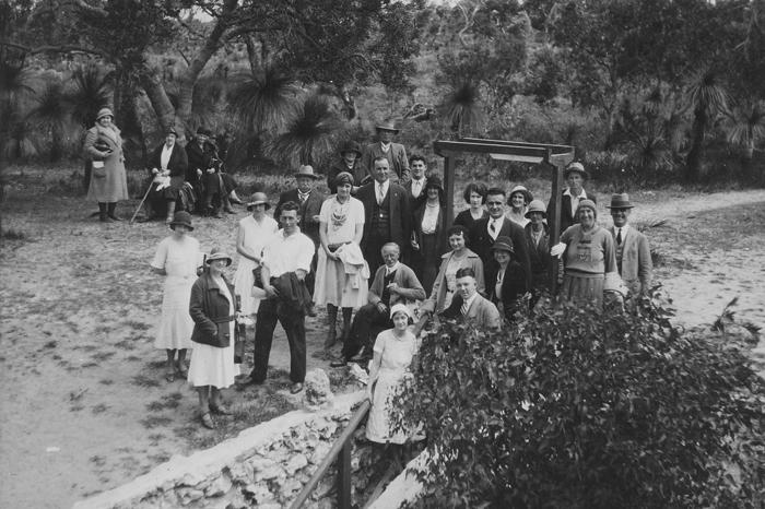 PD00275 Visitors At the entrance to Crystal Cave, Yanchep National Park