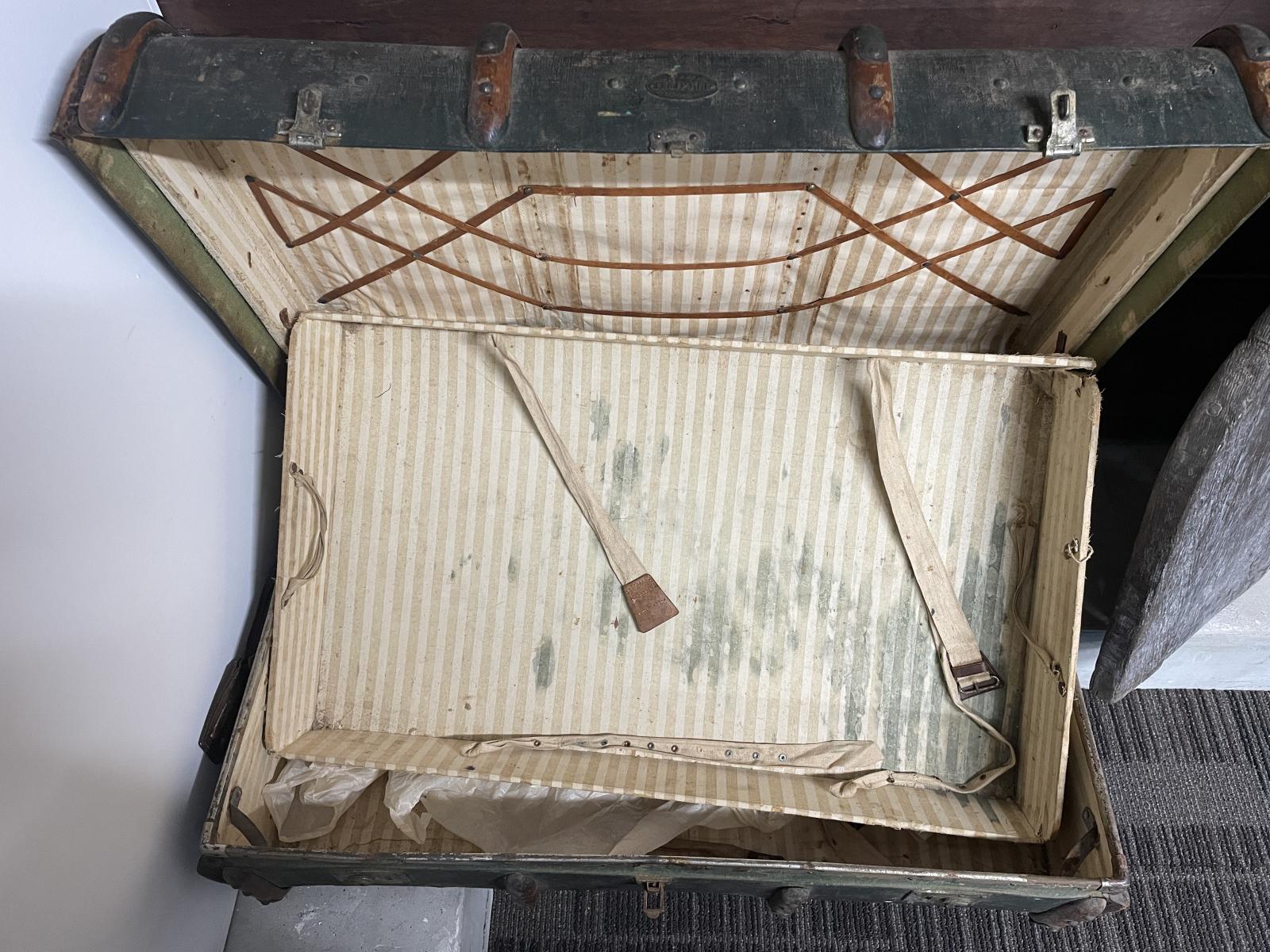 Internal cloth lining, insert tray and netting