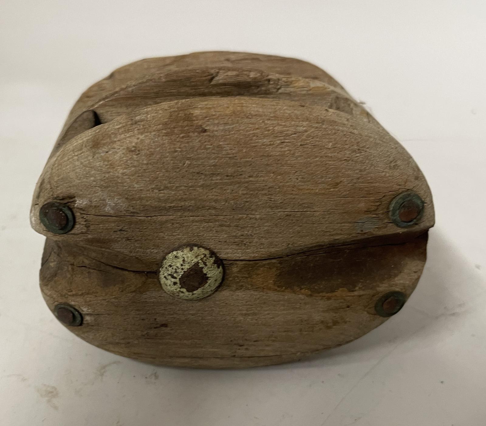 End view of the wooden rigging pulley 