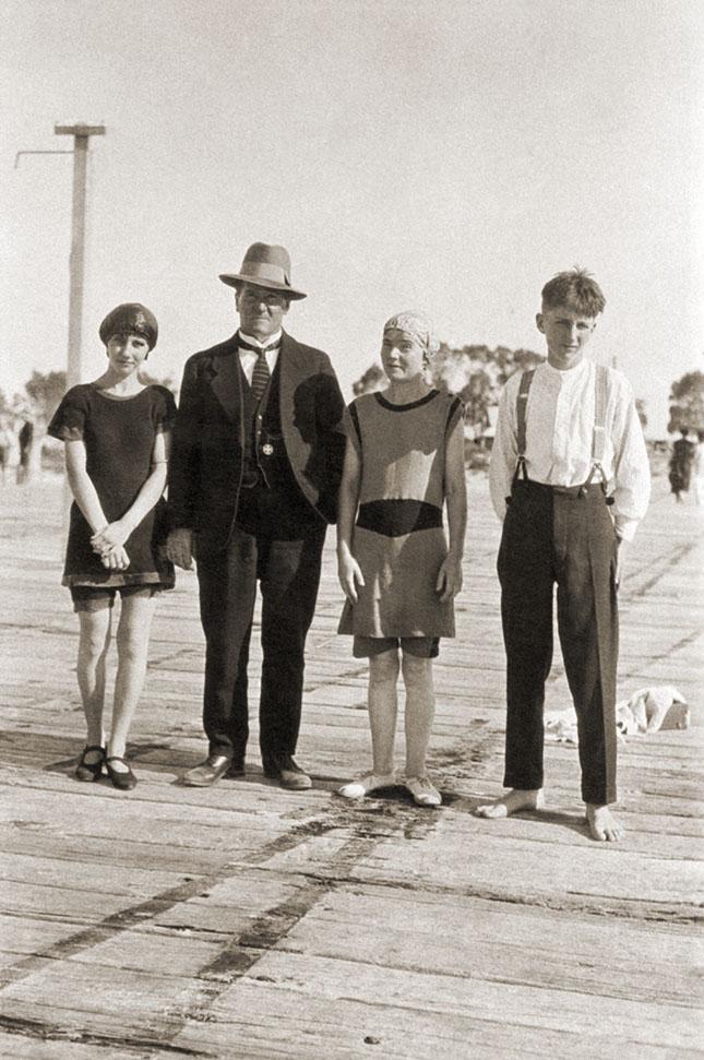 Bertha Bicker and friends on Rockingham Pier c.1924