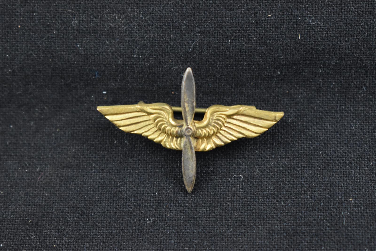 Collar badge of the United States Army Air Forces.