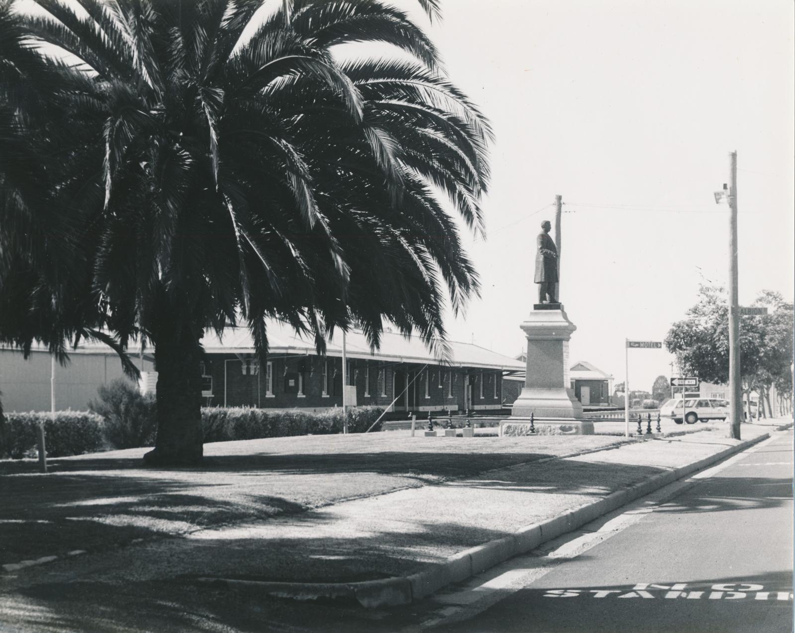 PIesse Statue and Railway Station