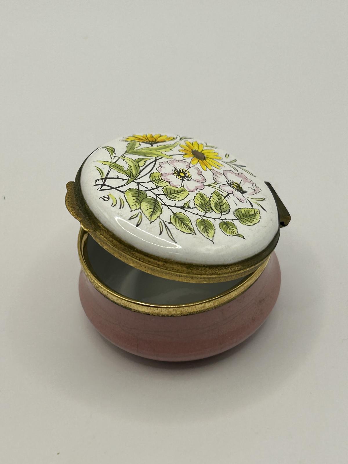 Snuff box