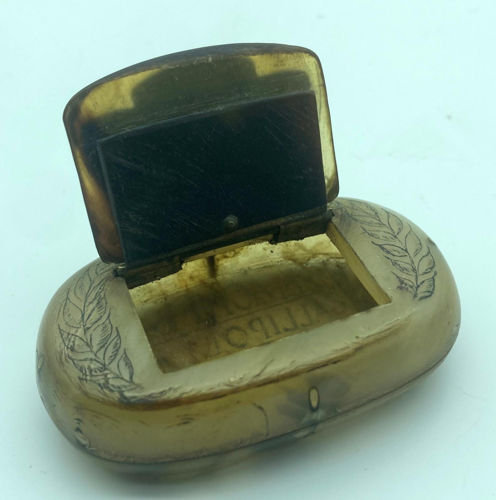 Souvenir snuff box made from horn - open