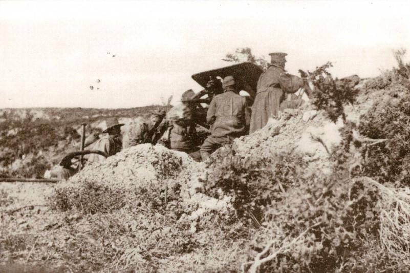 Australian-gun-in-action-on-Bolton-s-Ridge