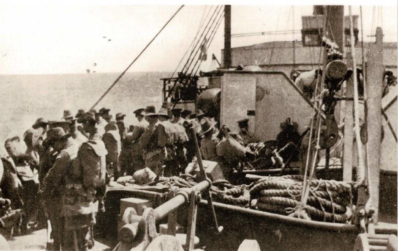 Troops-waiting-to-disembark-at-Anzac