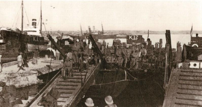 Disembarking-at-Suvla