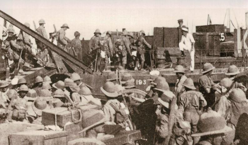 Landing-stores-and-munitions-at-Suvla.