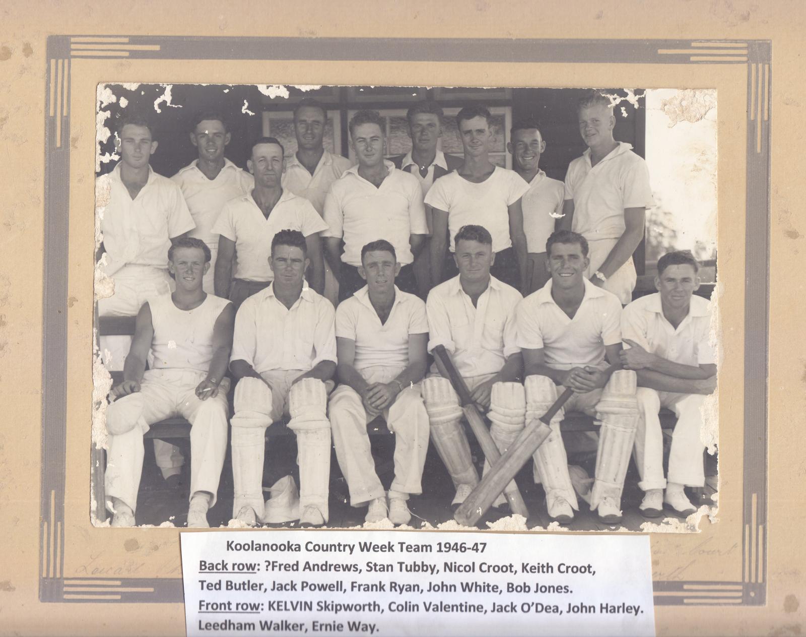 15 men wearing cricket uniform in a group photo