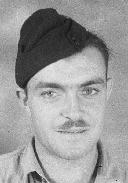 Portrait of Arthur Quenton Hammond from service record