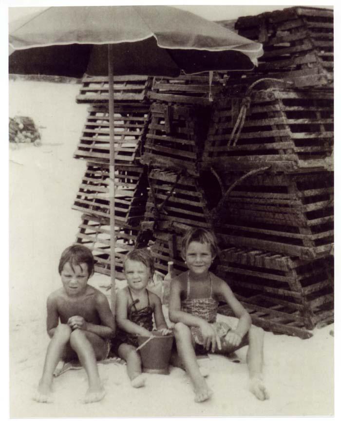 McClements children at Yanchep Lagoon with crayfish pots