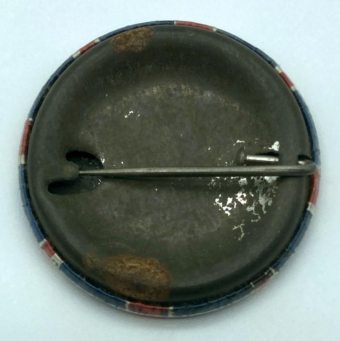 Reverse of WWI souvenir button celebrating the signing of the Armistice
