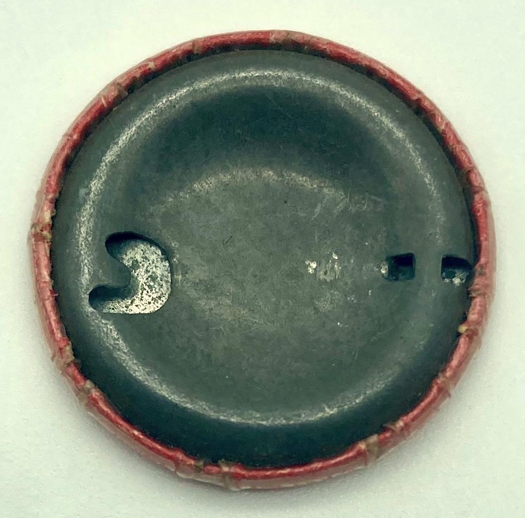 Reverse of WWI button featuring Kitchener's Patriotic Pledge - No Drinks