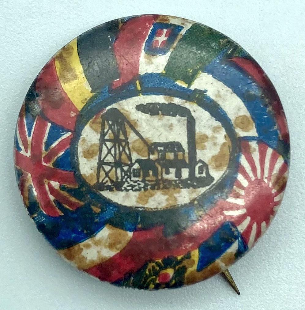 WWI patriotic button featuring the flags of the allies