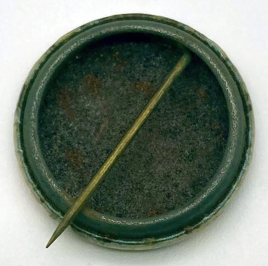 Reverse of WWI patriotic button featuring the flags of the allies
