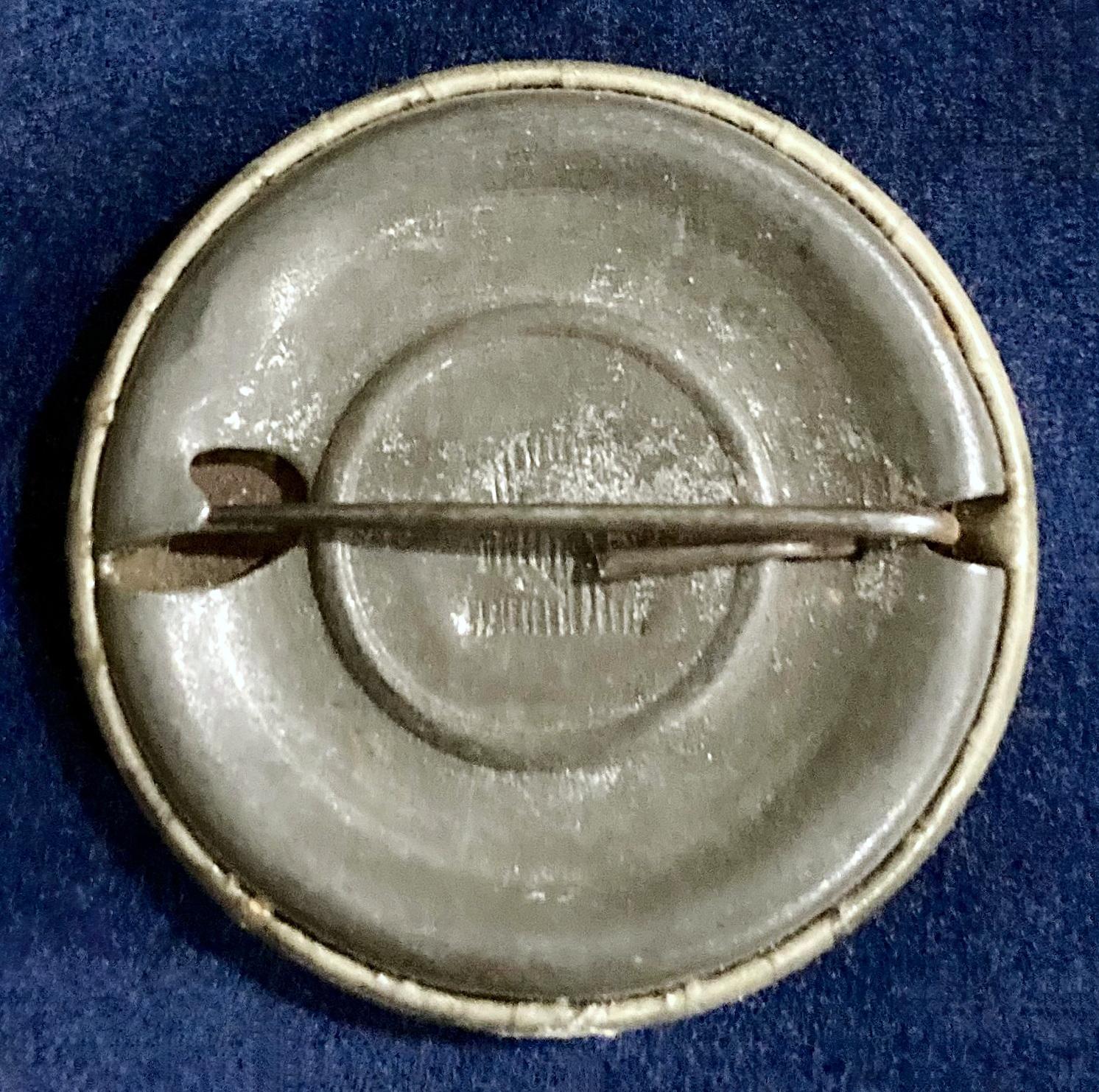 Reverse of WWI photographic portrait pin of Australian soldier