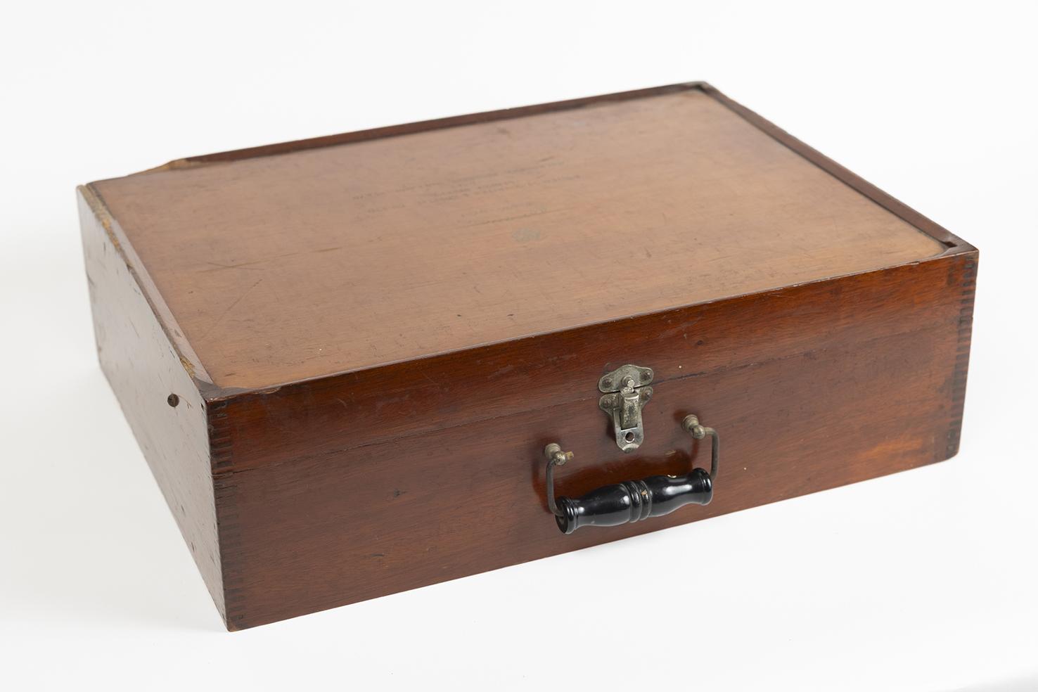 Portable flatbed mimeograph duplicator machine, closed lid