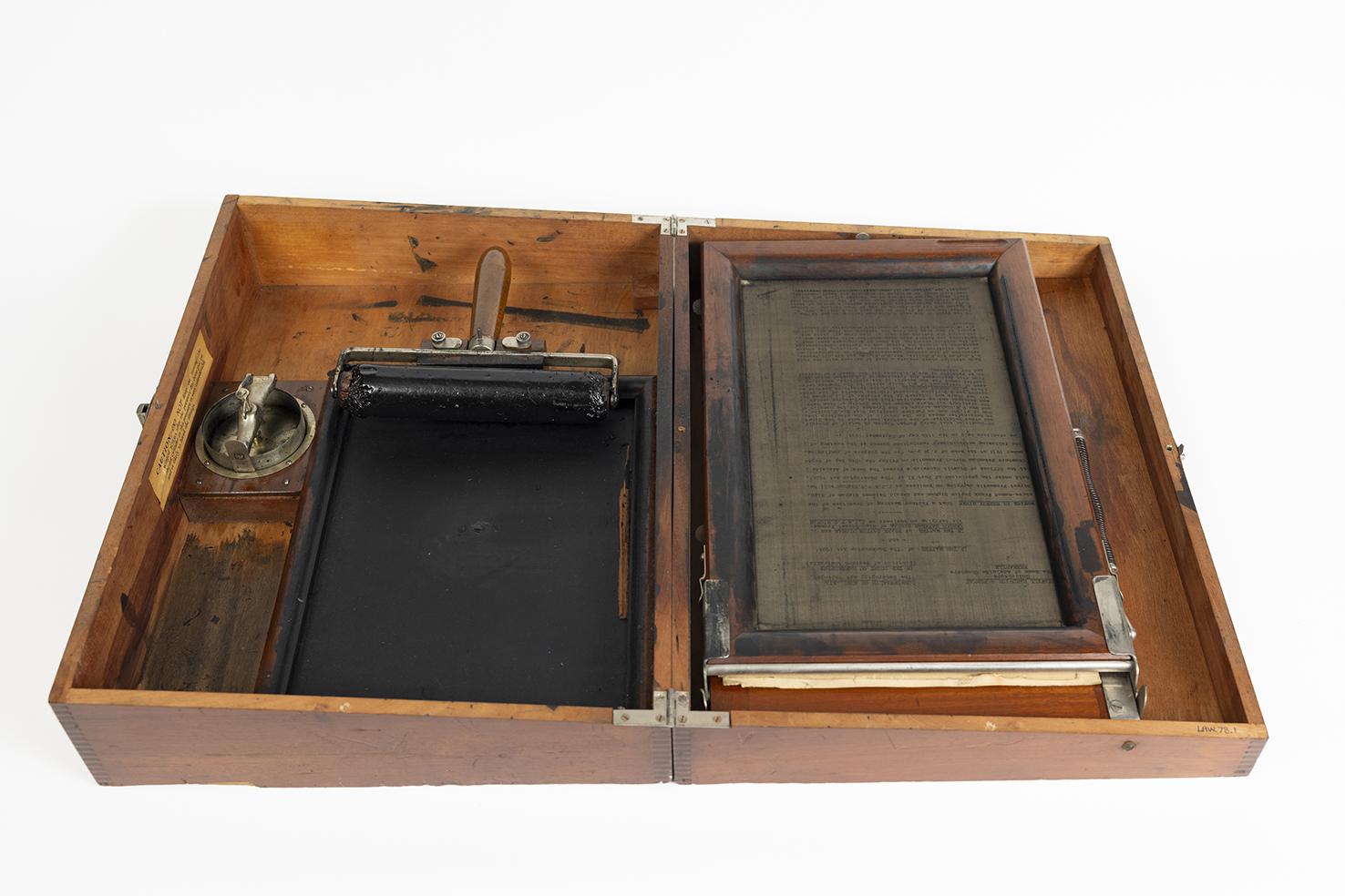 Portable flatbed mimeograph duplicator machine, open lid