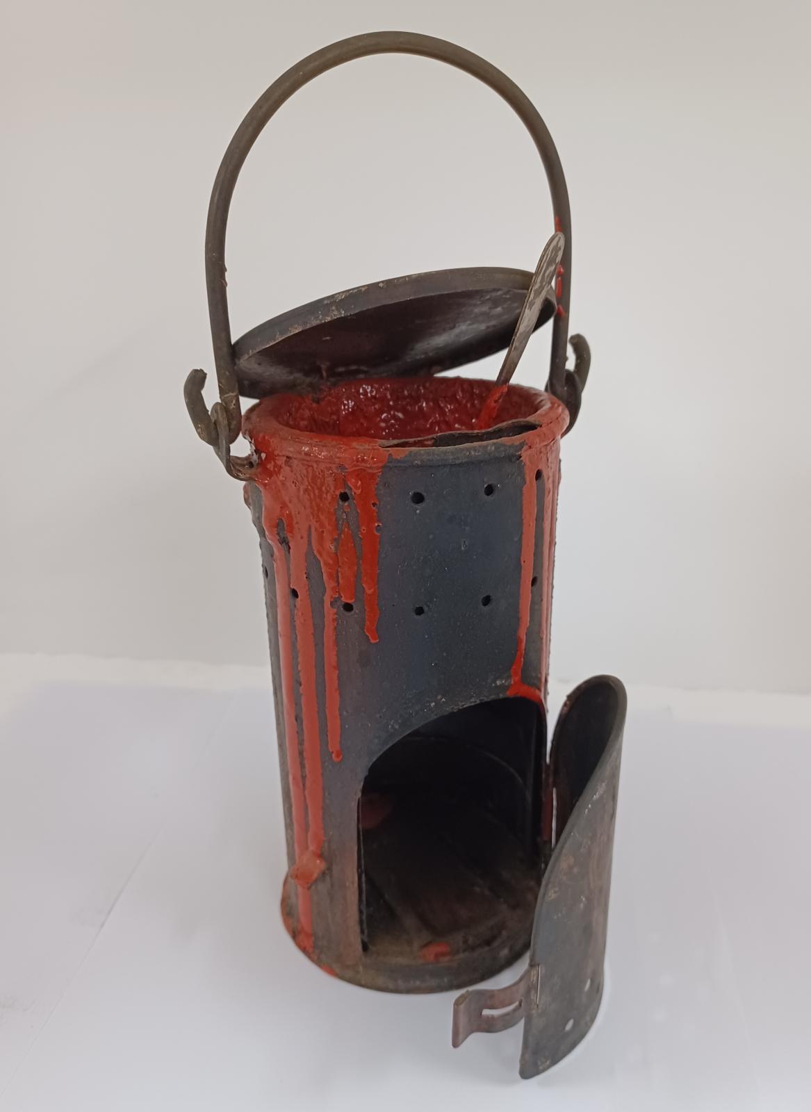 Sealing Wax Lamp Holder with open shutter