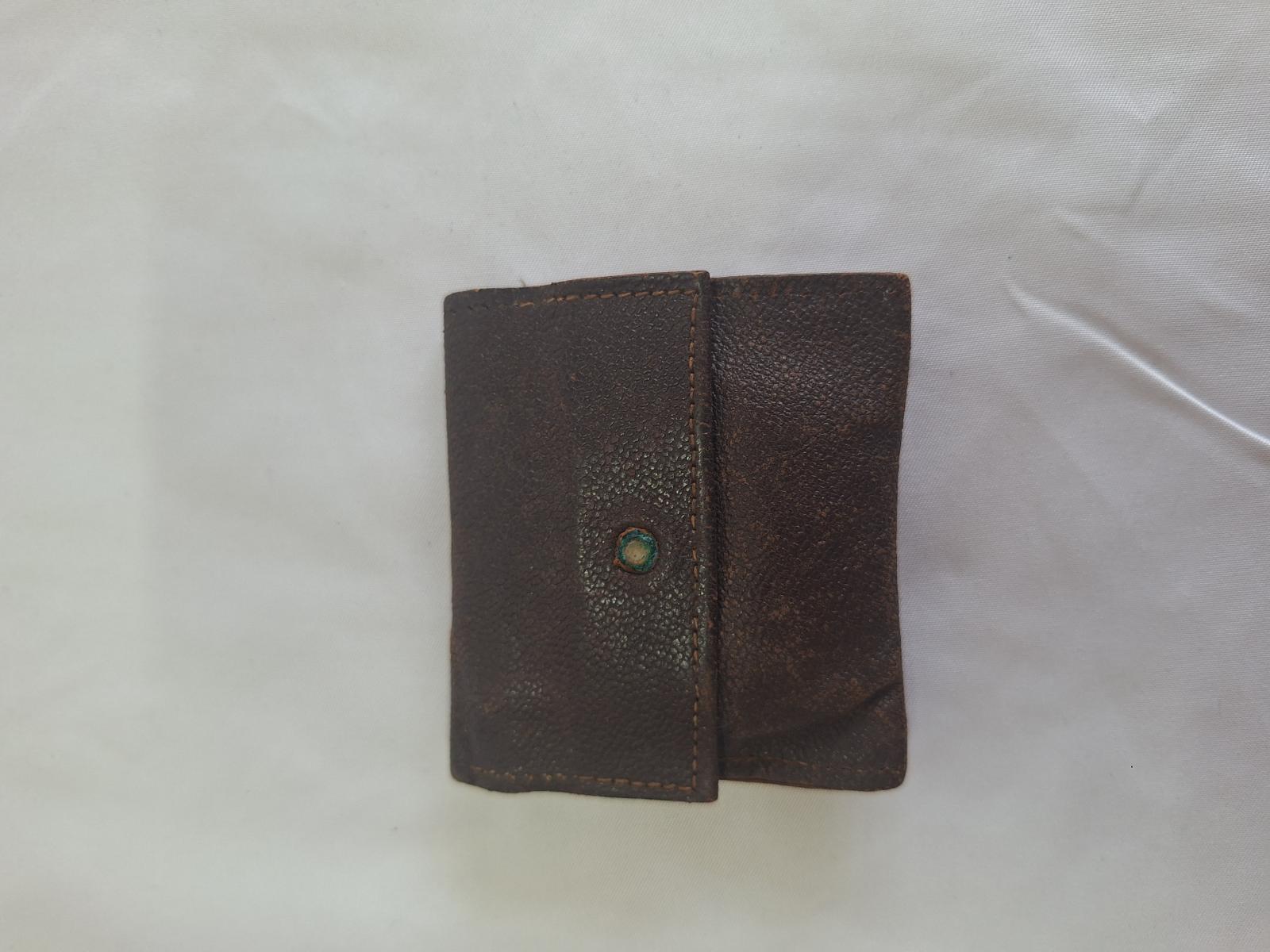 25-199.2 leather pouch with background