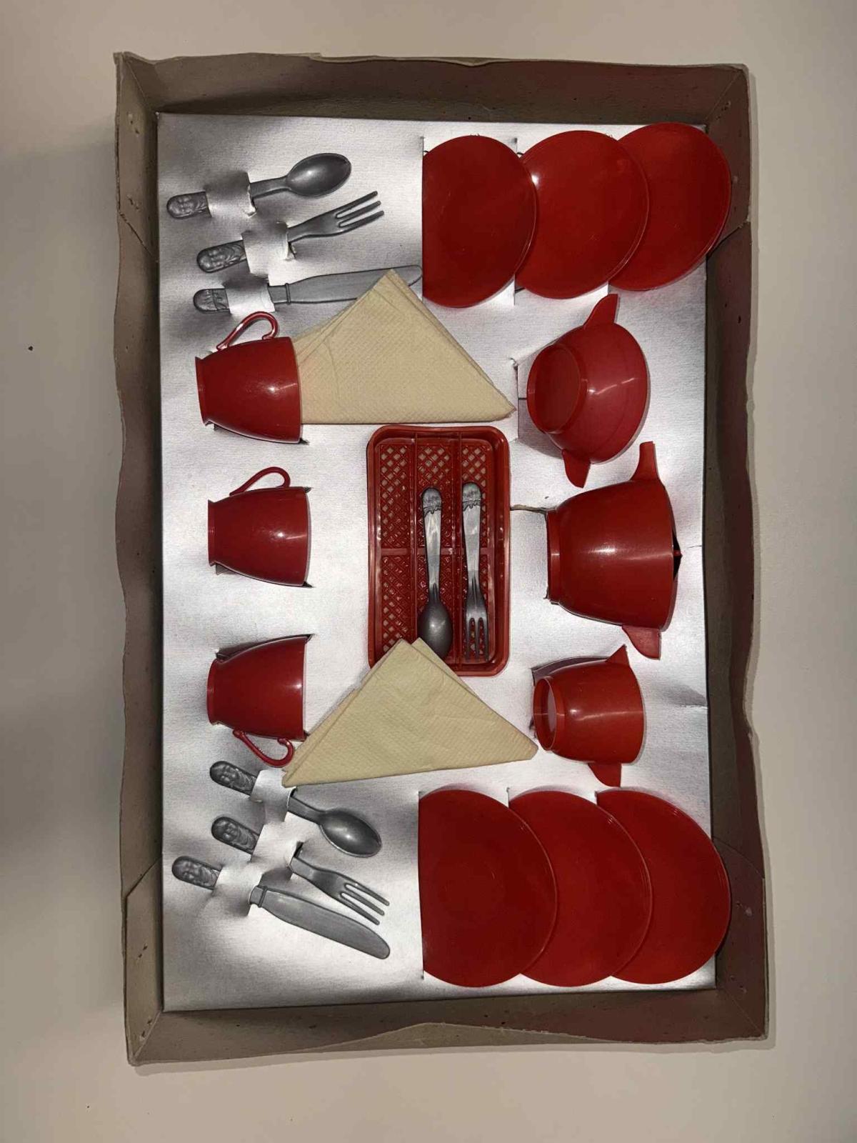 Dreamland Teaset 23 piece box open