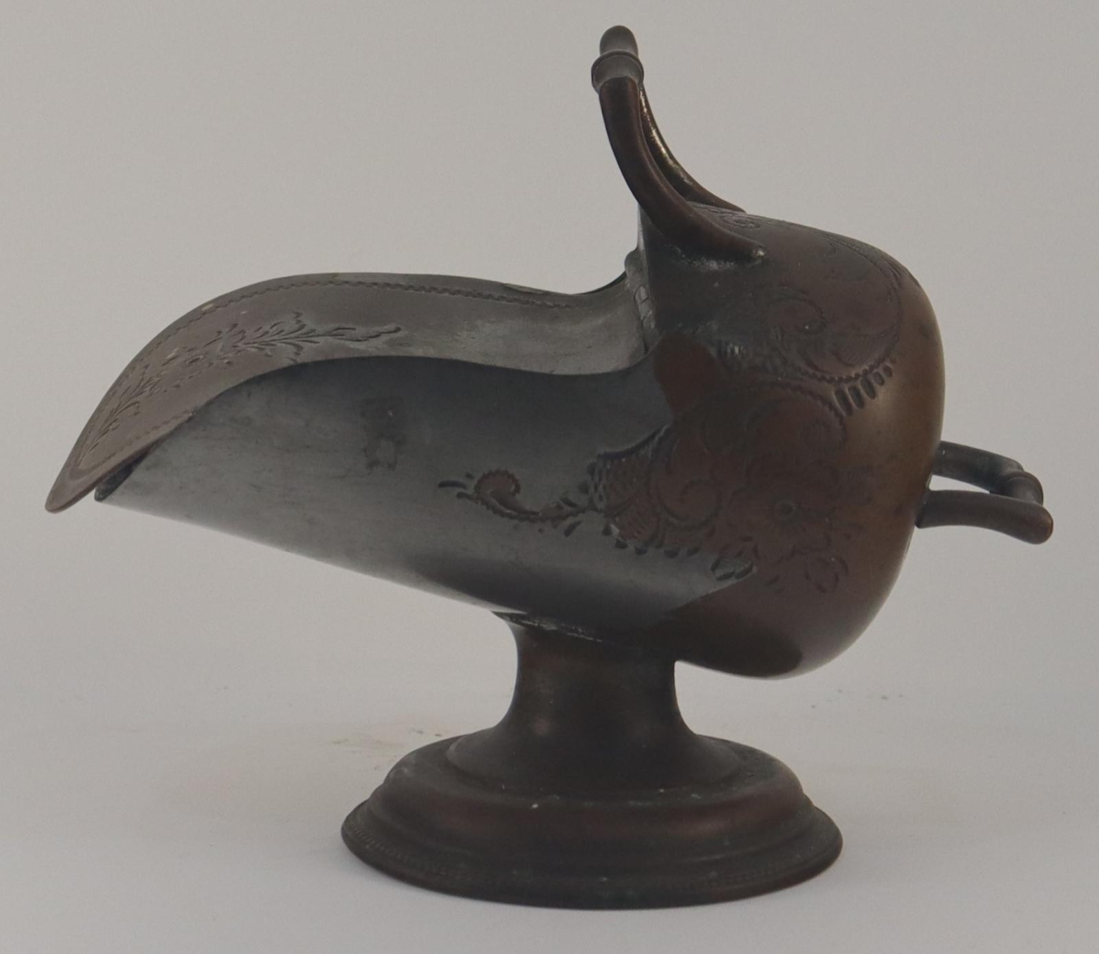 Side view of Sugar scuttle