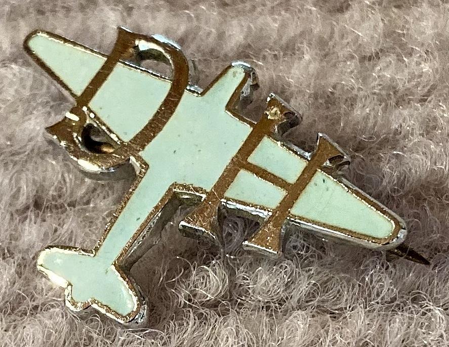 De Havilland Aircraft Co. Ltd. lapel badge - other oblique view