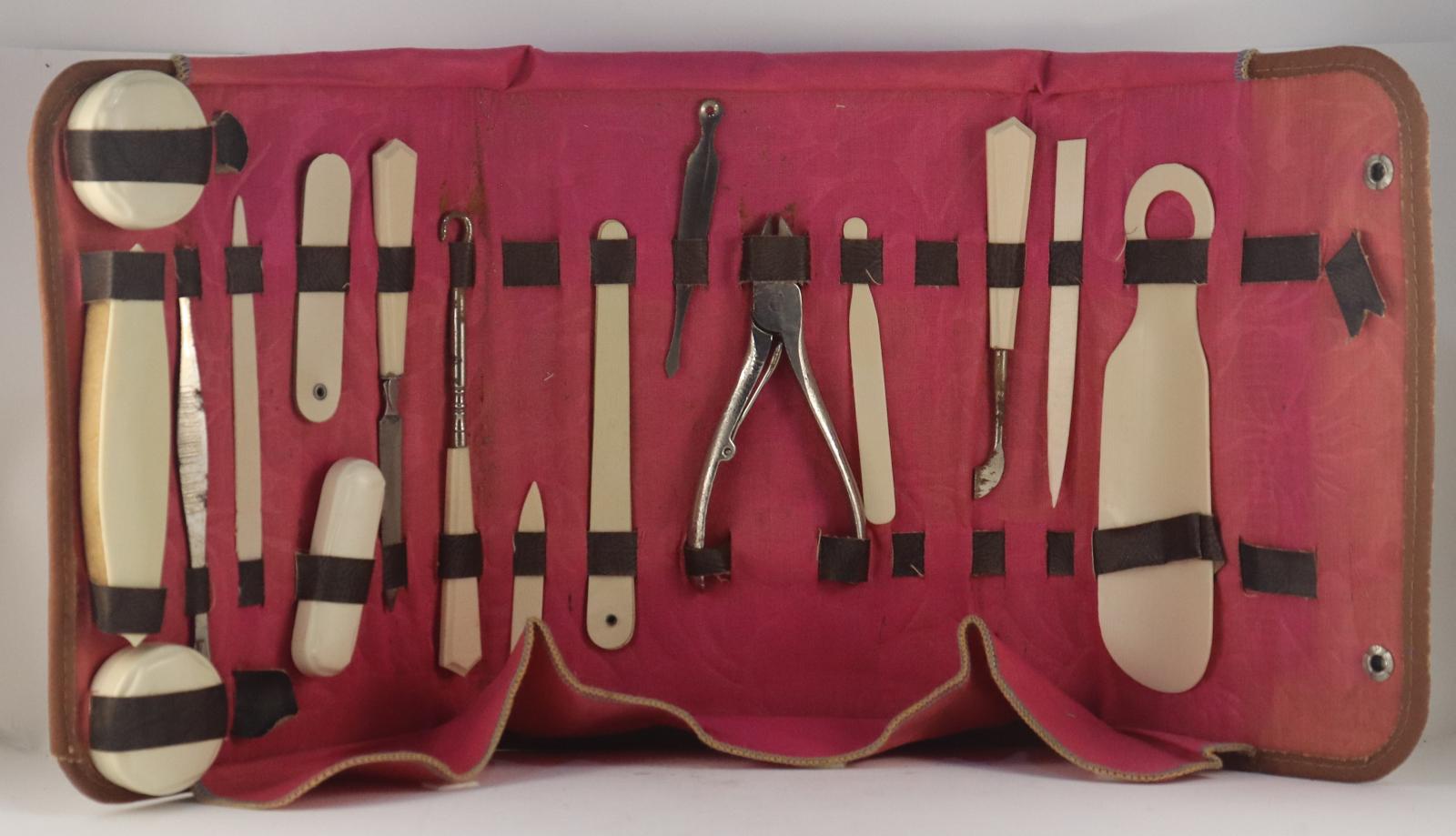 Open view of Ladies Manicure Set