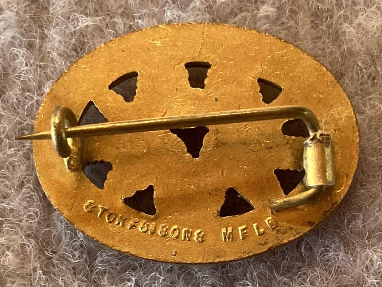 Reverse of 'Wattle Day 1918' metal and enamel fundraising brooch