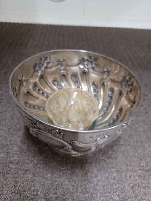 Bowl with glass frog holder