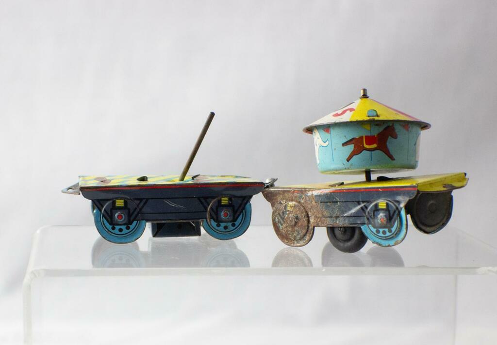 Flatbed carriage with yellow and blue stripes and central lever or rod. with missing seal